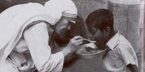 mother-teresa-feeding